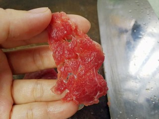 #无肉不欢#凉瓜炒牛肉,这是拍压后的肉片组织。