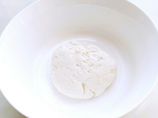 蜜豆酥,中筋粉150克，加入50克凉水和50克，砂糖1克凉水混合揉成面团。
