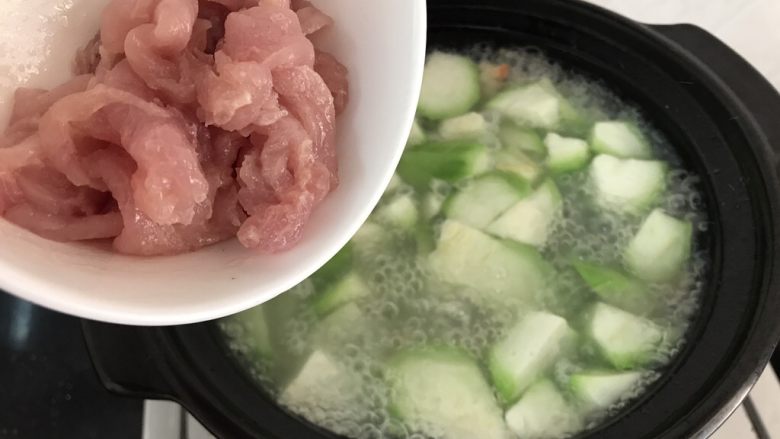 花蛤瘦肉丝瓜汤,煮到丝瓜变软变绿后加入肉片