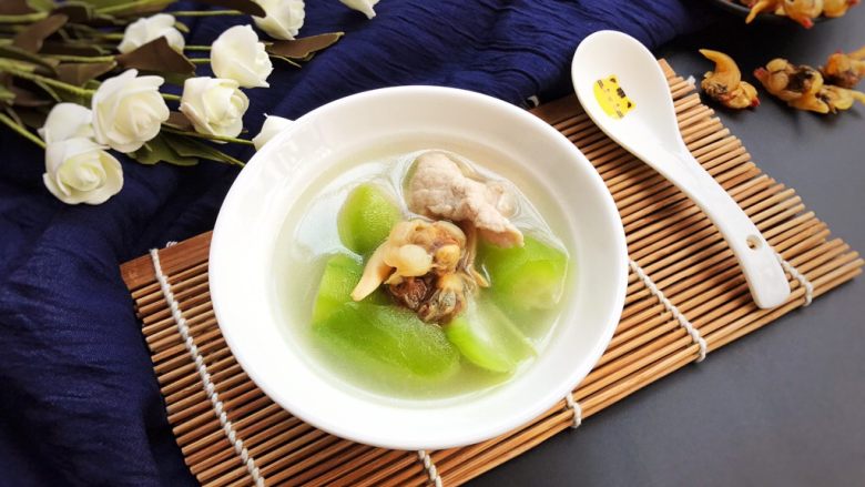 花蛤瘦肉丝瓜汤,简简单单的生滚汤，但味道却毫不逊色，非常鲜甜美味哟！