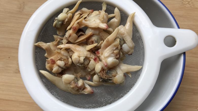 花蛤瘦肉丝瓜汤,泡软的花蛤肉捞出来沥干，泡花蛤的水可以留下后面煮汤哟