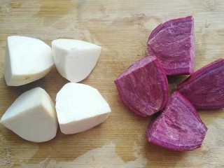 紫薯芋泥螺卷包,先做紫薯芋泥馅：大芋头一个，大个紫薯一个洗净去皮，切小块放入蒸锅蒸熟；