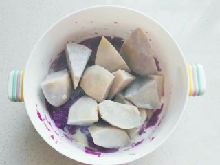 紫薯芋泥螺卷包,蒸熟的紫薯和芋头放入大碗中，趁热加入适量白糖和炼乳；