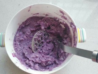 紫薯芋泥螺卷包,然后用捣泥器把它们捣成泥，混合均匀；