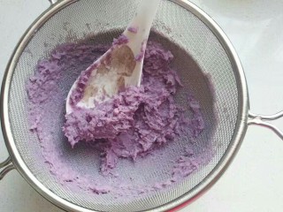 紫薯芋泥螺卷包,再用网筛将紫薯芋泥过筛一遍；