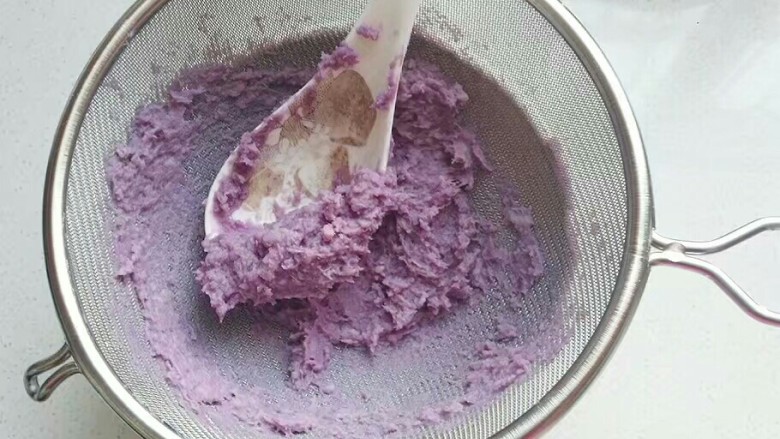 紫薯芋泥螺卷包,再用网筛将紫薯芋泥过筛一遍；