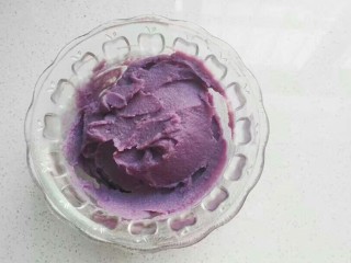 紫薯芋泥螺卷包,这是过筛好的紫薯芋泥馅，很细腻哦； 