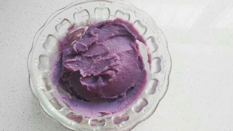 紫薯芋泥螺卷包,这是过筛好的紫薯芋泥馅，很细腻哦； 