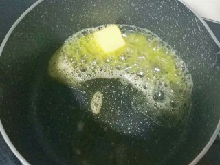 紫薯芋泥螺卷包,小锅中放入黄油小火融化；