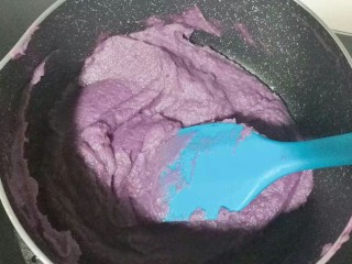 紫薯芋泥螺卷包,倒入紫薯芋泥小火翻炒均匀，晾凉后装裱花袋放冰箱冷藏保存备用；