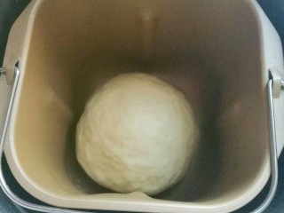紫薯芋泥螺卷包,所有面团材料除黄油外（揉面剩最后10分钟时再放黄油）放入面包机桶内，开启揉面功能开始揉面。揉面至完全扩展阶段后，进行第一次发酵；