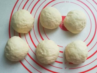 紫薯芋泥螺卷包,然后将发酵好的面团取出挤压排气，再分成均匀的6等份滚圆，盖保鲜膜醒发15分钟左右； 