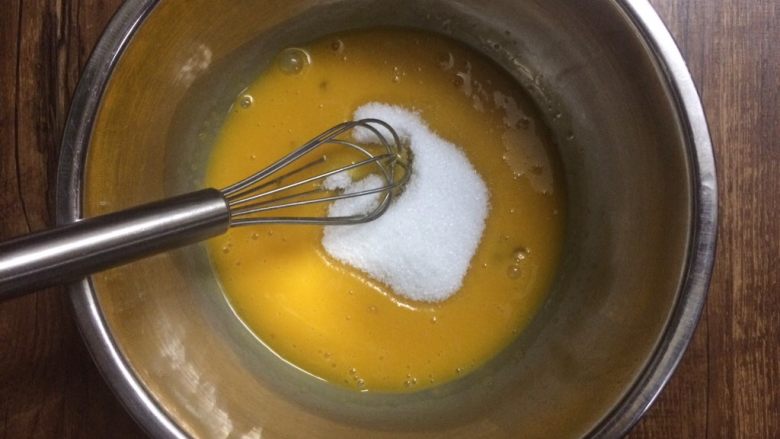 冷萃咖啡蛋糕卷,先做蛋黄糊，蛋黄加入砂糖，搅拌均匀。
