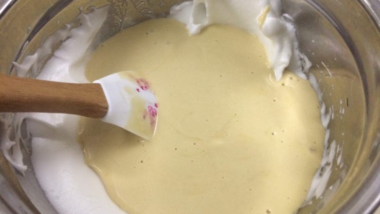 冷萃咖啡蛋糕卷,混合蛋黄糊倒入剩下蛋白霜中，搅拌均匀。