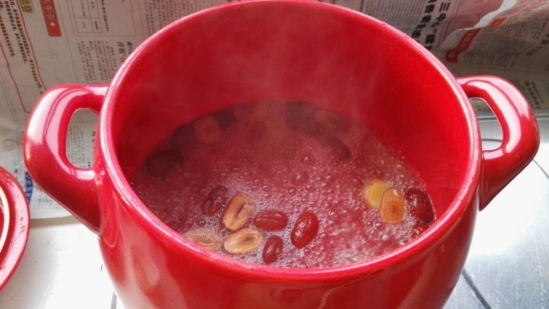红枣姜片枸杞汤,烧开转最小火熬5分钟。
