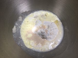 北海道吐司（70%冷藏中种）,将中种面团所有材料混合，家里没有牛奶了，我用了10克奶粉和等量水代替