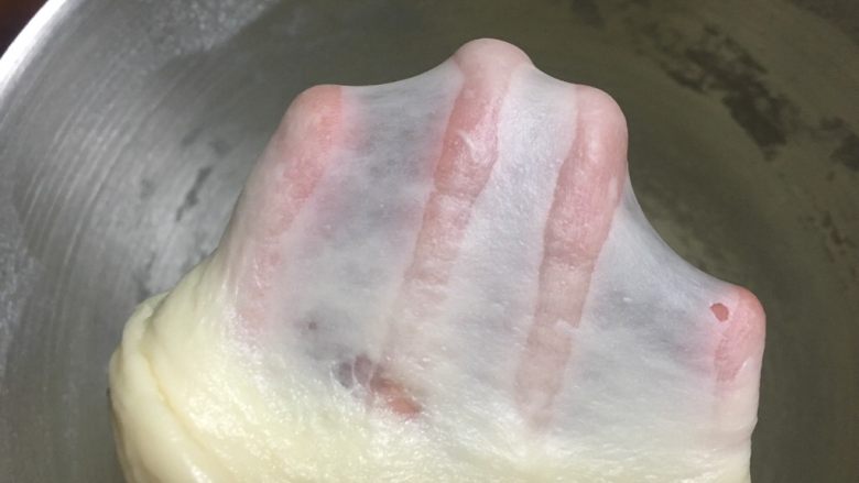 北海道吐司（70%冷藏中种）,厨师机揉面15分钟就可以拉出手套膜