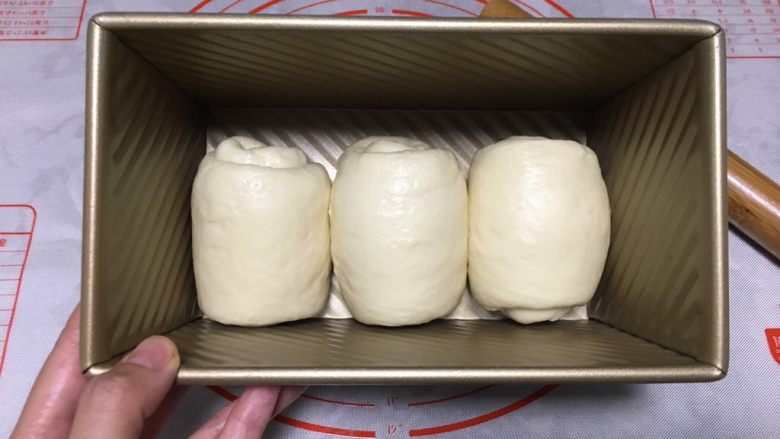 北海道吐司（70%冷藏中种）,三个面团均匀放在吐司盒