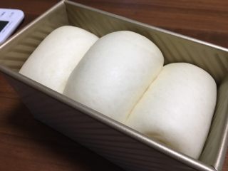 北海道吐司（70%冷藏中种）,烤箱放碗热水，二发至8-9分