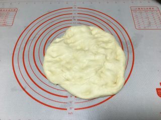 北海道吐司（70%冷藏中种）,28以下发酵成2倍大，70%发酵速度比一般面团快，注意别发过了。用拳头捶打的方法排气