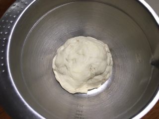 北海道吐司（70%冷藏中种）,用厨师机揉成面团，揉光就可以了，不需要拉膜