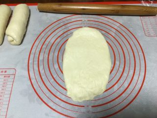 北海道吐司（70%冷藏中种）,第一次擀，擀成椭圆形，自上而下卷起