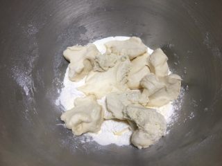 北海道吐司（70%冷藏中种）,将主面团所有材料混合，中种面团剪成小块混合，注意这里的黄油也是一次性加入的