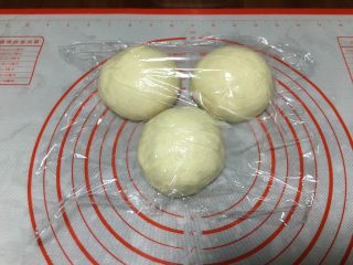 北海道吐司（70%冷藏中种）,等分成3个面团并滚圆，盖上保鲜膜醒5-10分钟