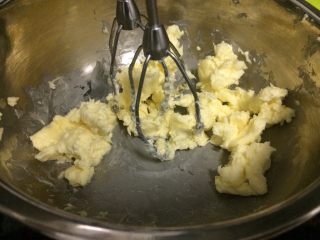红枣泥磅蛋糕,先用打蛋器中速打发一下黄油