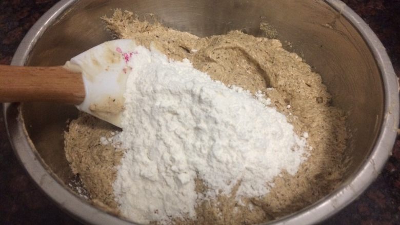 红枣泥磅蛋糕,加入剩下低粉的一半，翻拌或切拌均匀，再把黄油糊加入剩下的蛋白霜中，拌匀，最后把剩下的低粉倒进去，混合均匀，注意拌的手法，不要划圈，拌至无干粉便可。
