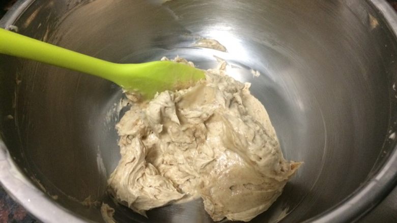 红枣泥磅蛋糕,中间停一下，把盆壁的黄油刮在盆中。