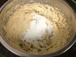 红枣泥磅蛋糕,筛入小部分低粉，翻拌均匀，防止油水分离。