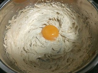 红枣泥磅蛋糕,分三次加入蛋黄，每次都要搅打均匀。
