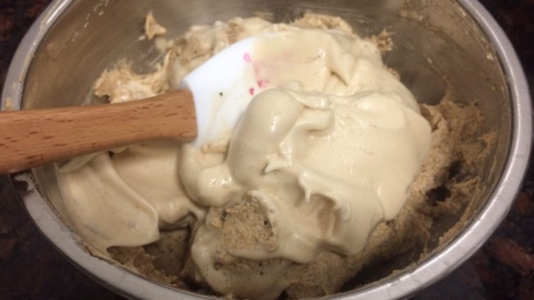 红枣泥磅蛋糕,取三分之一蛋白霜加入黄油糊中拌匀。