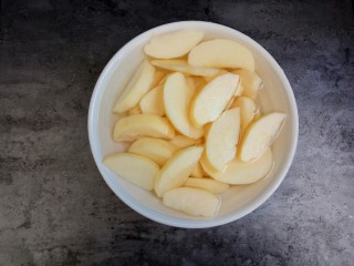 自制苹果果酱，美味放心无添加剂,再切成块，切好后也要放在水里泡着
