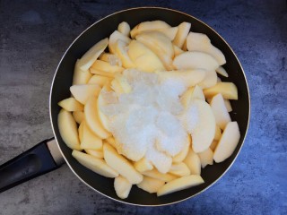 自制苹果果酱，美味放心无添加剂,放入白糖和冰糖