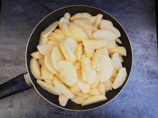 自制苹果果酱，美味放心无添加剂,放入切好的苹果块，哈哈满满一大锅