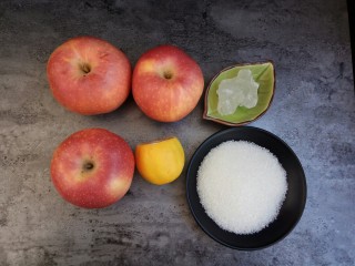 自制苹果果酱，美味放心无添加剂,首先准备好食材，看这红扑扑的大苹果