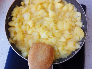 自制苹果果酱，美味放心无添加剂,一直煮啊煮啊，苹果会变得很软，用铲子轻轻按碎
