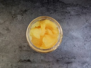 自制苹果果酱，美味放心无添加剂,盛出一半苹果，放入料理机中打成泥