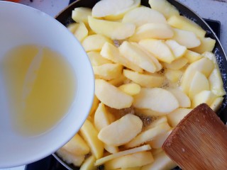 自制苹果果酱，美味放心无添加剂,倒入柠檬汁