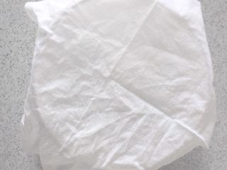卡通奶香小馒头 10+,为了防止面团干硬，可以在上方盖一块干净潮湿的布