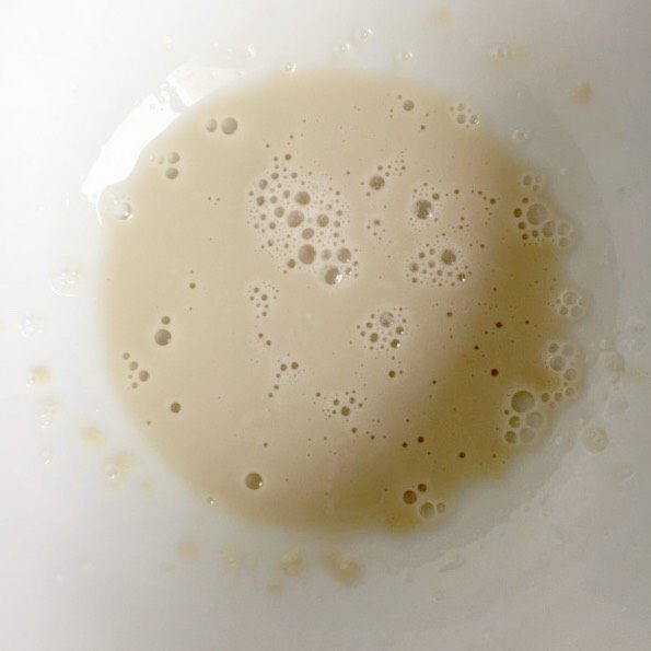 卡通奶香小馒头 10+,
酵母用温水化开，倒入剪好的小面块里面