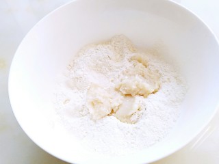 蜜豆酥,中筋粉90克加入猪油60克混合。