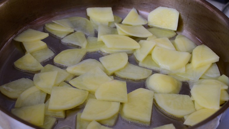 孜然土豆片,下土豆片，两面煎熟，不要过度翻炒，以免土豆片断裂