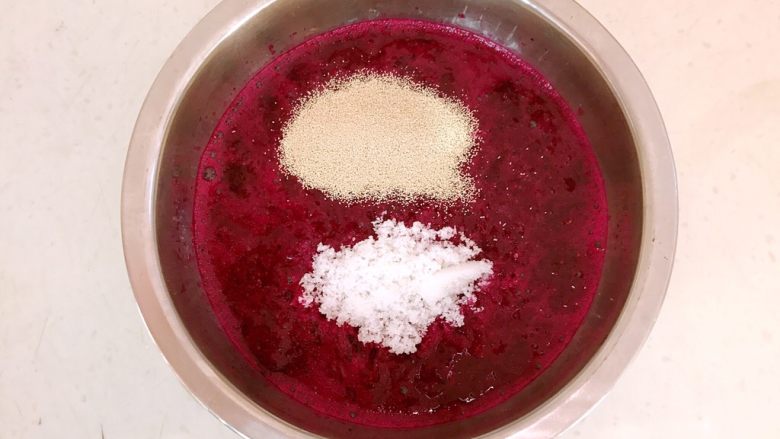 火龙果藕丁虾仁包,在过滤后的火龙果汁中加入酵母和白糖，调匀后静止5分钟