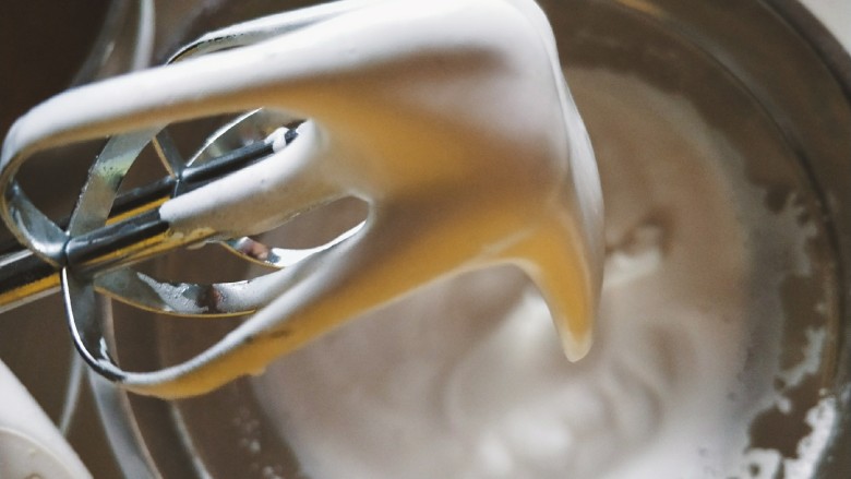伯爵红茶戚风,放入剩下的1/3糖，打至提起打蛋器可以看到弯勾即可。