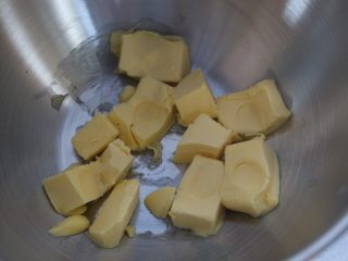 黑芝麻曲奇,黄油提前从冰箱中取出，室温软化至用手指可以轻松压出手印
