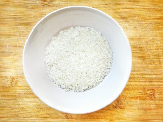 清爽无负担的鲜虾牛油果藜麦饭,先来做一个人的蒸米饭(一人食版)。
取一个空碗，放入半碗大米，