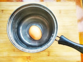 清爽无负担的鲜虾牛油果藜麦饭,取一个鸡蛋，冷水下锅，中火煮四分钟后关火捞出，